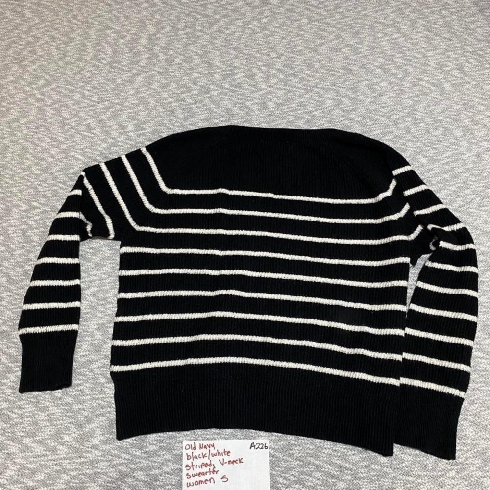 Old Navy black/white striped V-neck sweater women S. SKU-A226 #knitwear - Picture 7 of 7